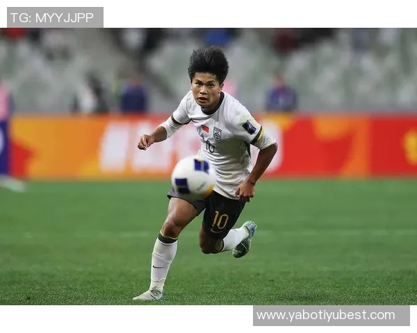 蒯纪闻强势突破三人防线禁区射门遭扑救精彩瞬间回顾